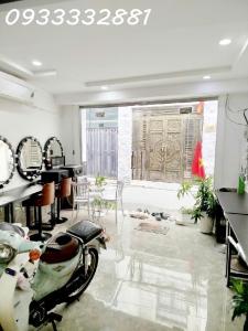 Dưới 5,8 tỷ nhà MT 2  Lầu + ST gần Lạc Long Quân, đang cho thuê 14tr/tháng